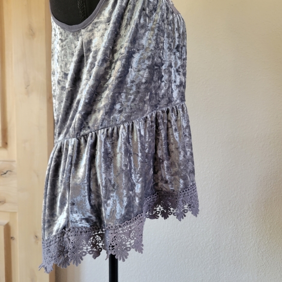 🚨5 for $20🚨 NWOT WEAVERS Grey Faux Velvet Embroidered Lace Speghetti Strap - Picture 5 of 7